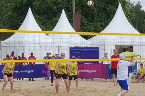 In Aktion: Beachvolleyball-Teams aus Deutschland und Finnland (Foto: LHB - Dr. Jürgen Auer)