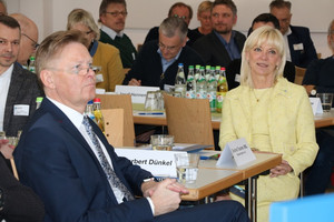 Staatsministerin a. D. Carolina Trautner mit ihrem Landtagskollegen Norbert Dünkel von der Lebenshilfe Nürnberger Land (Foto: LHB / Anita Sajer)