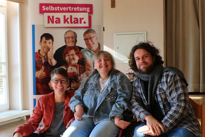 Zu sehen sind Fachreferentin, Selbstvertreterin und Assistent.