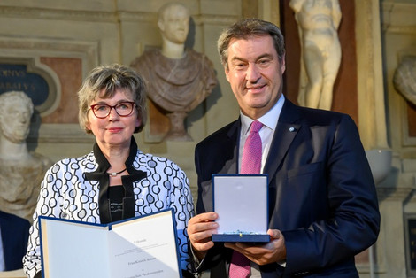 Kirsten Simon und Ministerpräsident Dr. Markus Söder bei der Verleihung des Bayerischen Verdienstordens in der Münchner Residenz (Foto: Bay. Staatskanzlei)