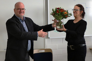 Blumen zum Abschied: Hanne Hauck (r.) mit Dr. Jürgen Auer (Foto: LHB - Barbara Dengler)