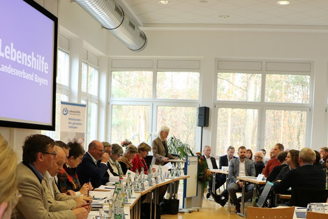 Landesvorstand und Geschäftsführung (links im Bild) begrüßten gut 100 Teilnehmerinnen und Teilnehmer auf der Landesversammlung im November 2023 (Foto: LHB - Anita Sajer)
