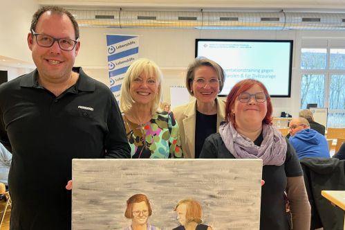 Auf dem Bild zu sehen sind die Landesvorsitzende und Projektteilnehmer.