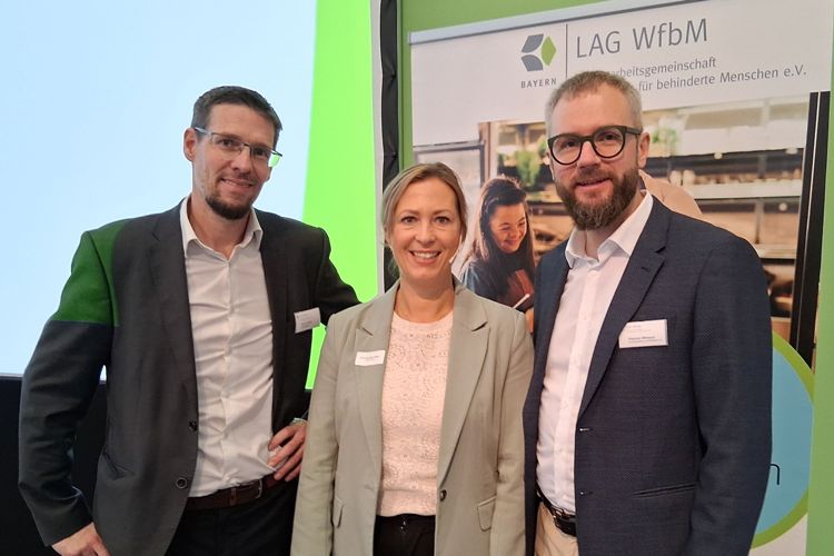 Auf dem Bild zu sehen ist die Moderatorin mit den Tagungsleiten.