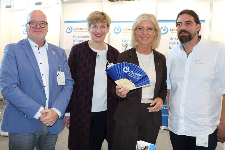 Auf dem Bild zu sehen ist die Sozialministerin bei ihrem Besuch am Messestand.