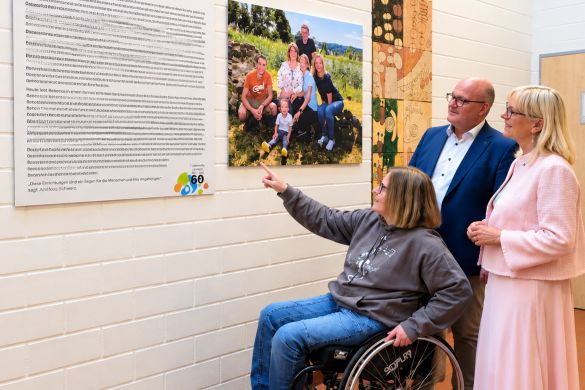 Auf dem Bild zu sehen sind Vorstand und Geschaeftsfuehrung vor einem Portrait.
