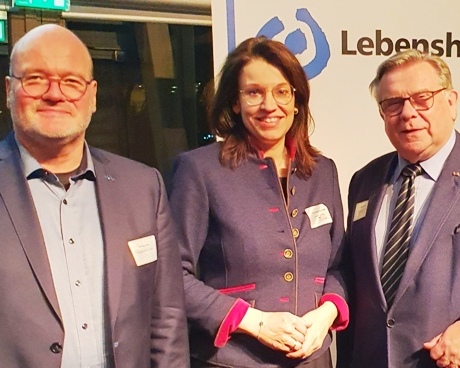 Gerhard John (r.) und Dr. Jürgen Auer (l.) mit der bayerischen Bundestagsabgeordneten Martina Englhardt-Kopf (Foto: LHB) 